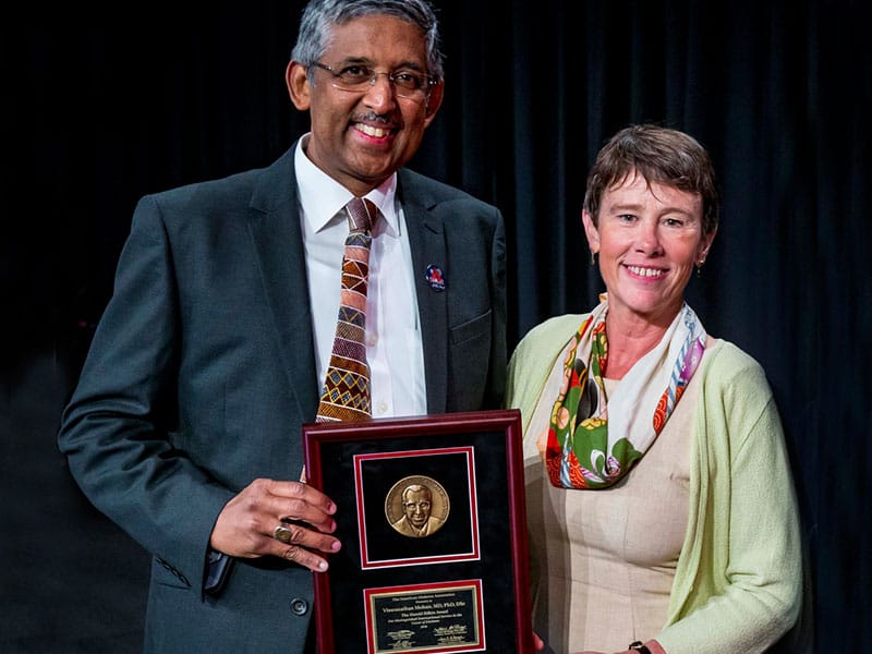Dr V. Mohan receiving the Harold Rifkin Award from Dr Jane Reusch, President, American Diabetes Association